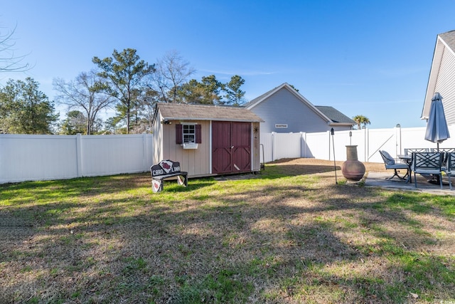 view of yard with a storage shed