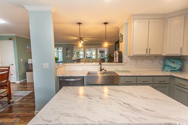 kitchen featuring sink, ceiling fan, stainless steel dishwasher, gray cabinets, and dark hardwood / wood-style flooring