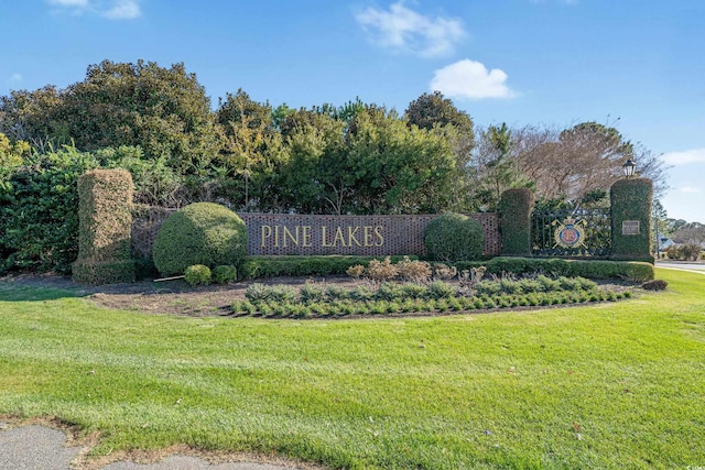 community / neighborhood sign featuring a yard