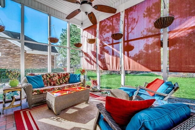 sunroom with ceiling fan