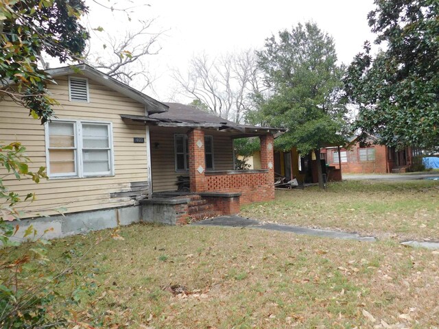 view of front of property featuring a front lawn