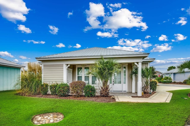 view of front of property featuring a front lawn