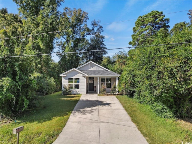 bungalow-style house featuring a front lawn