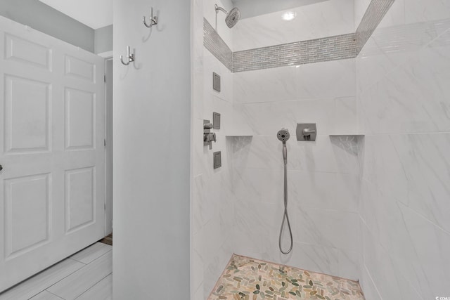 bathroom featuring a tile shower