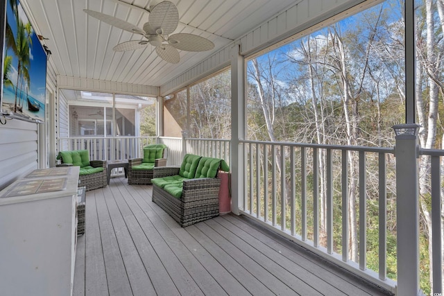 unfurnished sunroom featuring a healthy amount of sunlight and ceiling fan