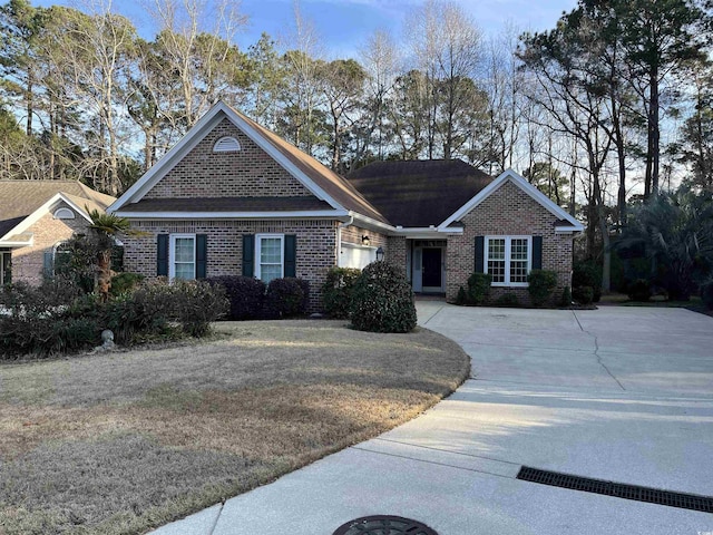 single story home featuring a front yard