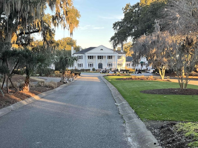 view of front facade featuring a front yard