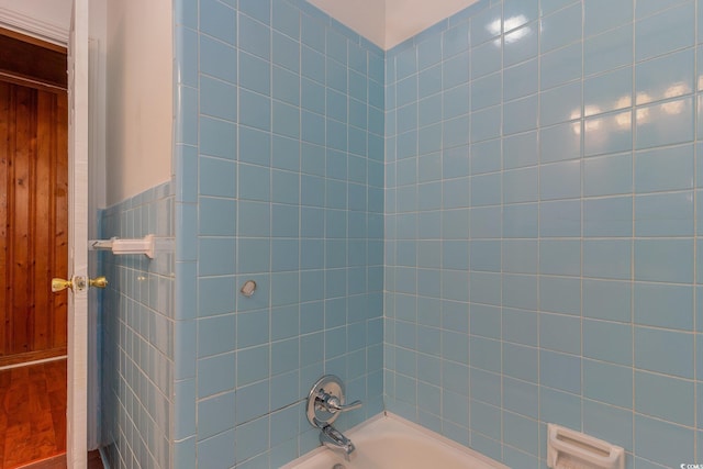 bathroom with tiled shower / bath