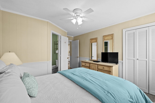 bedroom with crown molding, a textured ceiling, ceiling fan, and a closet