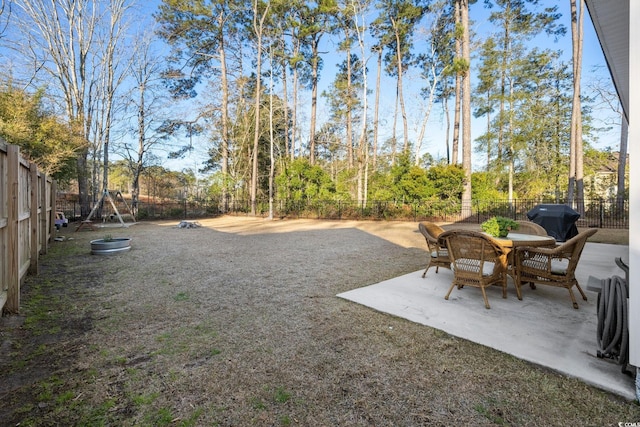 view of yard featuring a patio area