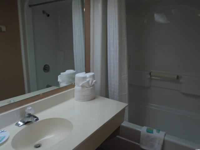 full bath with shower / tub combo with curtain and vanity