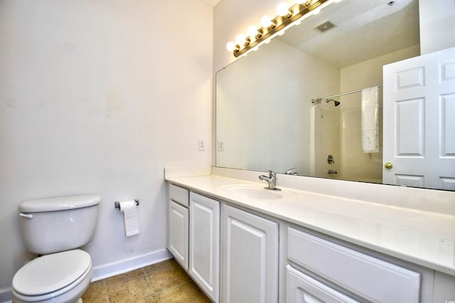 full bath featuring toilet, a shower, visible vents, and baseboards