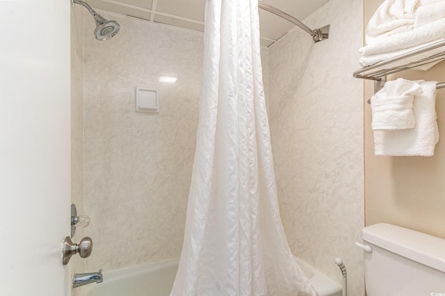 bathroom featuring toilet and shower / tub combo