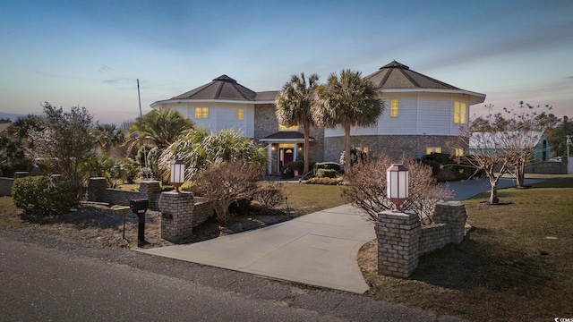 view of front of house featuring a lawn