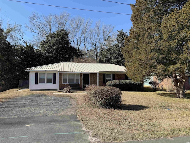 ranch-style house featuring a front lawn