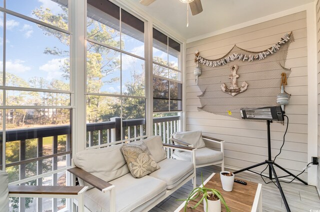 sunroom with ceiling fan