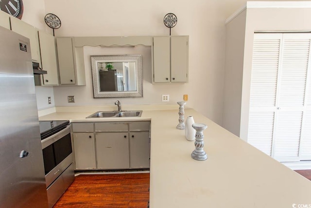 kitchen with gray cabinetry, sink, dark wood-type flooring, and appliances with stainless steel finishes