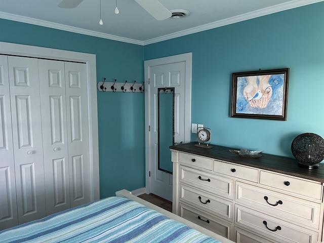 bedroom with ornamental molding, a closet, and ceiling fan