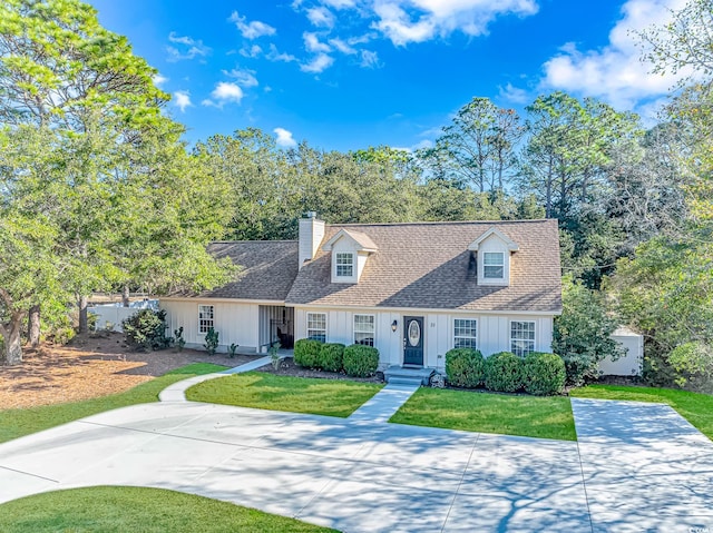 cape cod-style house with a front yard