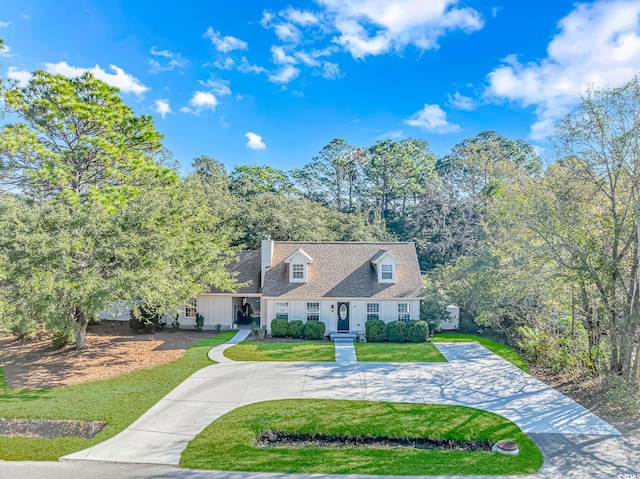 cape cod house featuring a front yard