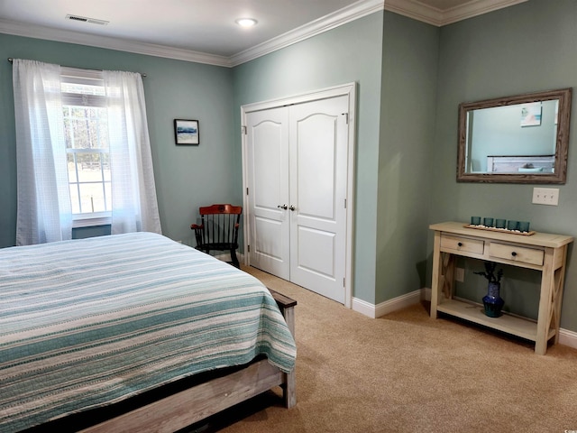 bedroom featuring a closet, visible vents, carpet, baseboards, and ornamental molding