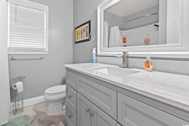 bathroom with toilet, a shower with curtain, and vanity