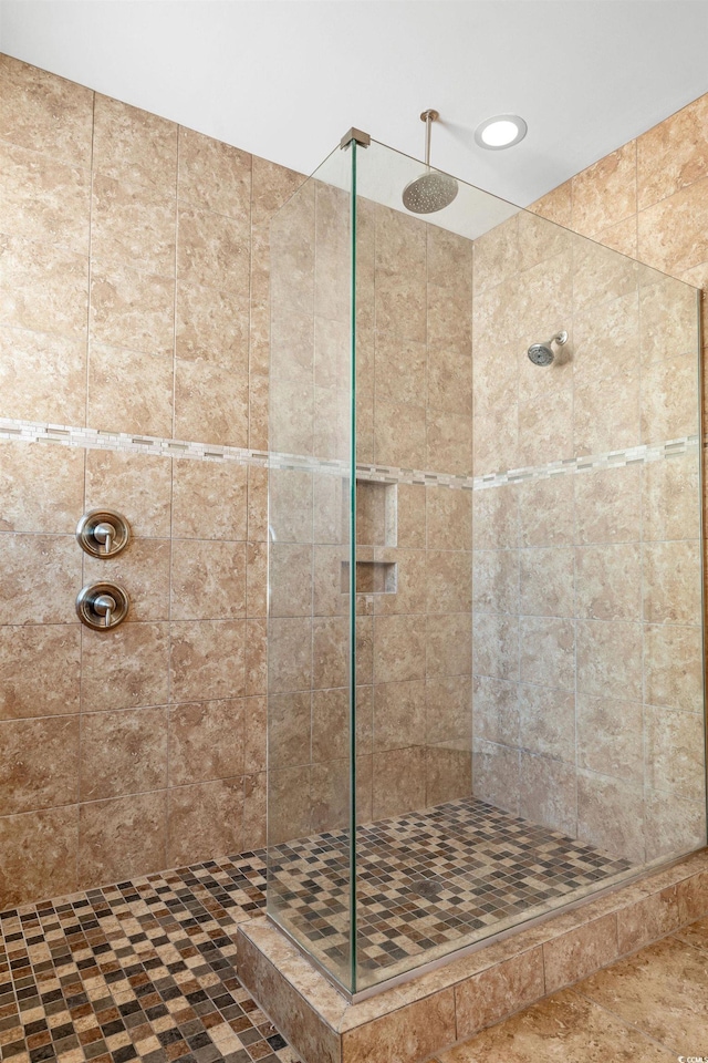 bathroom featuring tiled shower