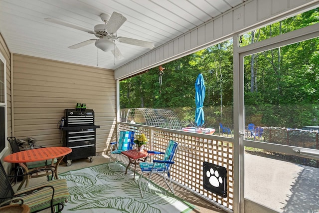 sunroom with ceiling fan