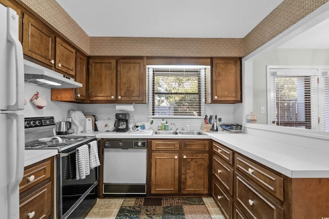 kitchen with sink, electric range oven, fridge, kitchen peninsula, and dishwasher