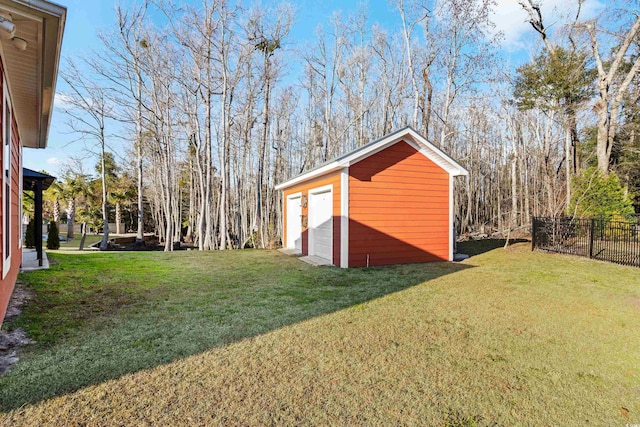 view of yard featuring a shed