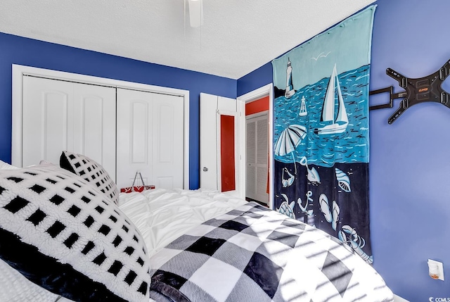 bedroom featuring a textured ceiling, ceiling fan, and a closet