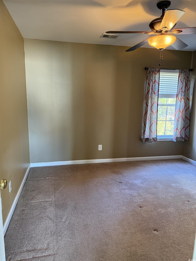 unfurnished room featuring ceiling fan and carpet