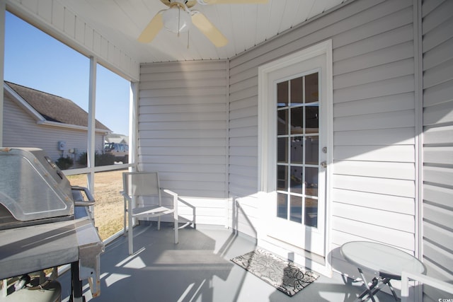 sunroom / solarium with a ceiling fan