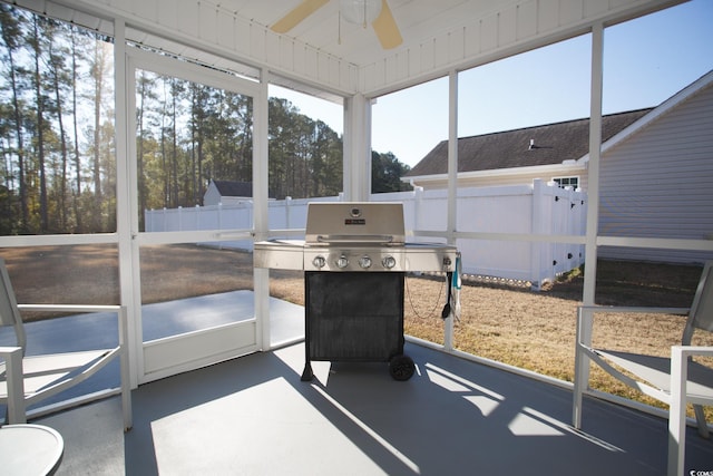 sunroom with ceiling fan