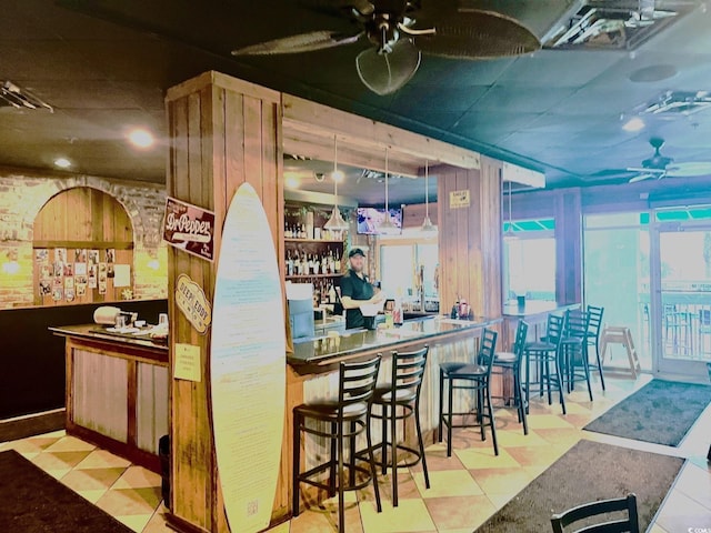 bar featuring ceiling fan