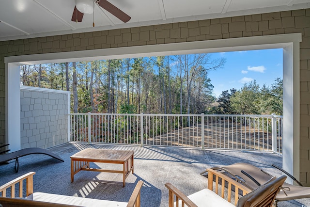 sunroom with ceiling fan