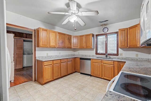 kitchen with electric stove, ceiling fan, dishwasher, sink, and stacked washer and dryer