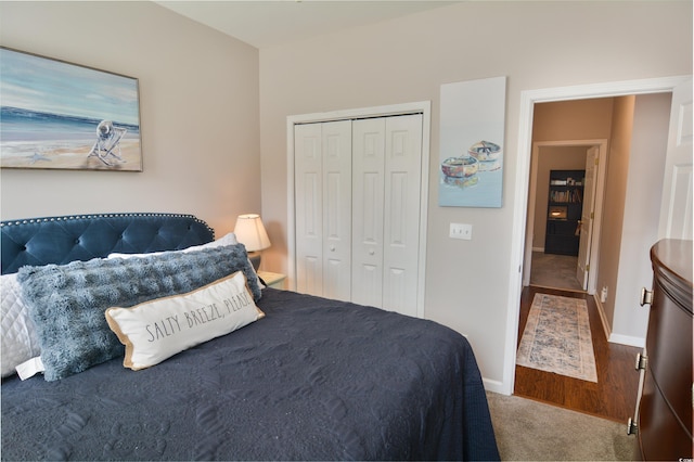 bedroom featuring carpet flooring and a closet