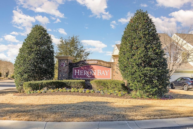 community sign with a lawn