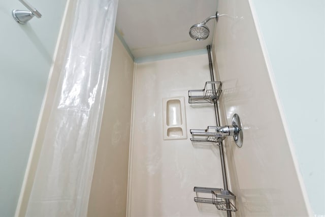 details featuring a shower with shower curtain