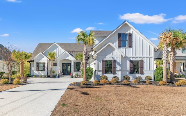 view of modern farmhouse style home