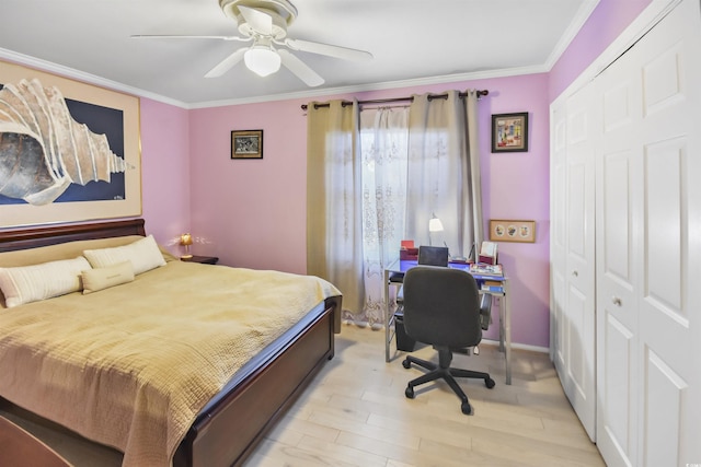 bedroom featuring light hardwood / wood-style floors, a closet, ceiling fan, and ornamental molding