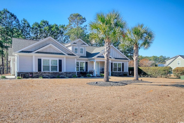 craftsman-style home featuring a front yard