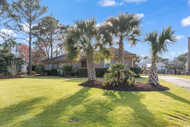 view of front of house featuring a front yard