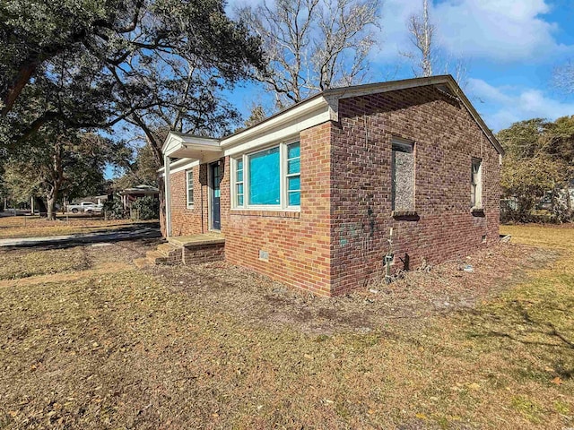 view of front facade featuring a front lawn