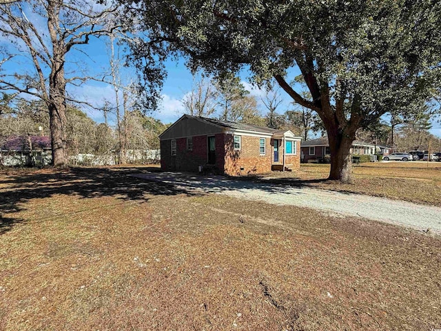 single story home featuring a front yard