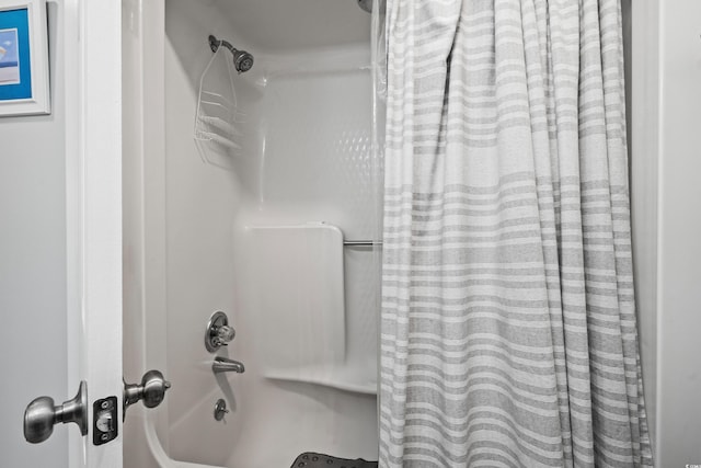 bathroom with shower / bath combo