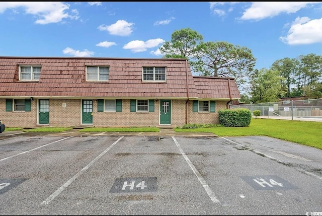 view of front of property featuring a front yard