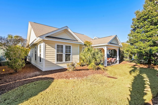 view of front of property featuring a front lawn