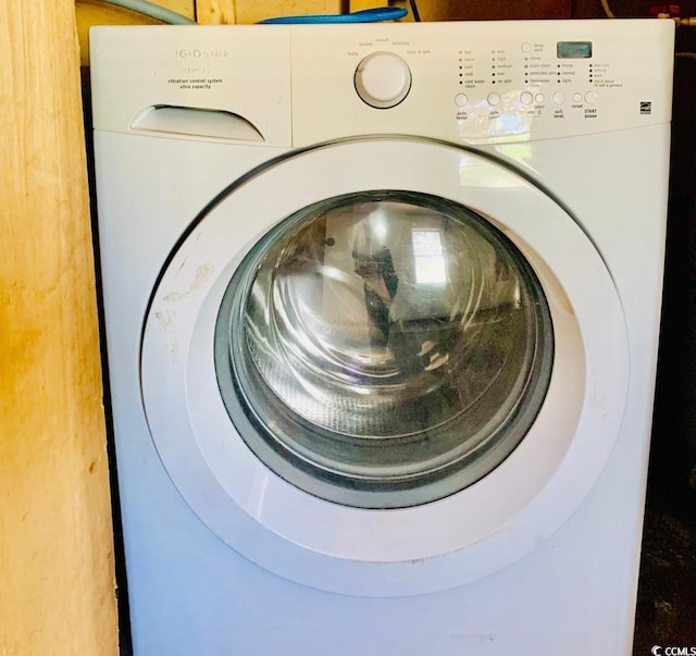 laundry area with washer / clothes dryer